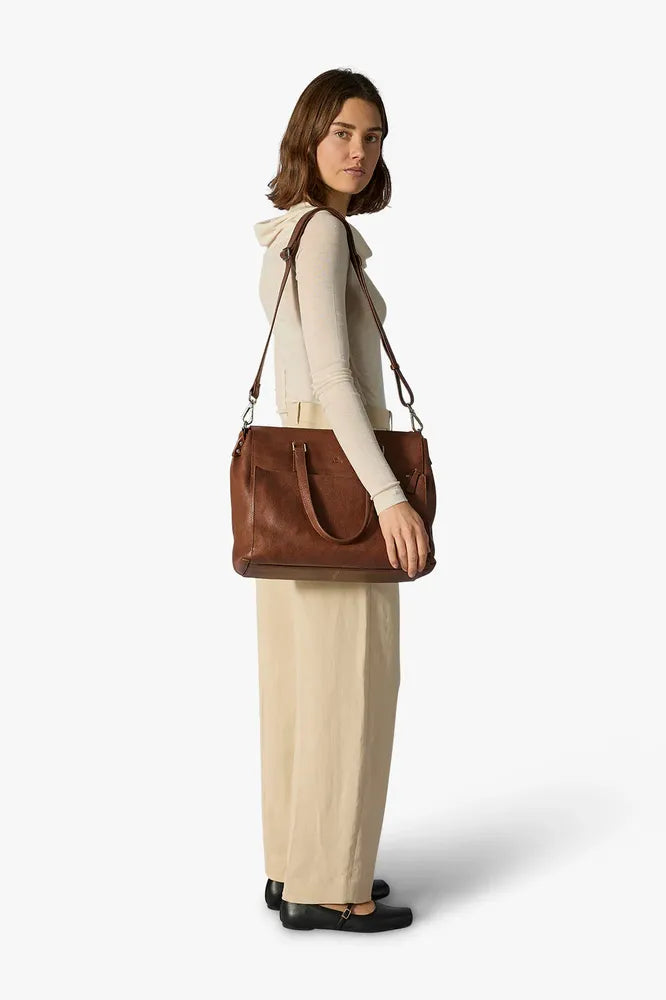 Adax Napoli Malika Skinn Laptop Skulderveske 14" Caramel-Veske-BagBrokers