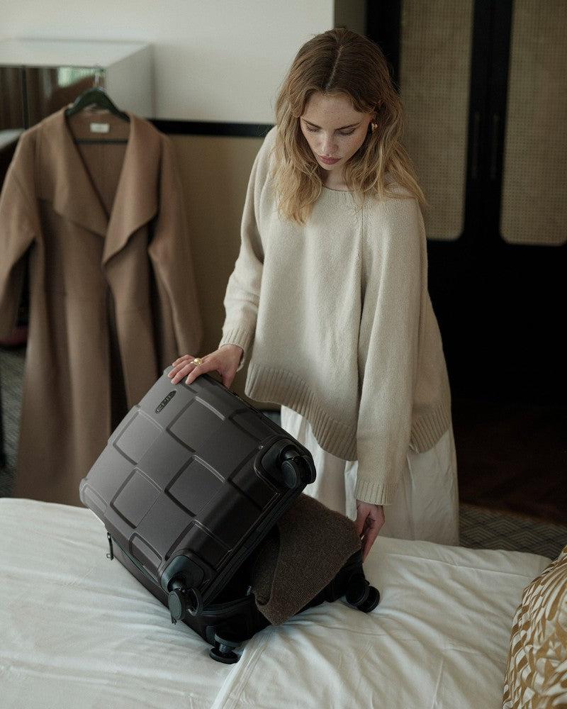 Epic Crate Ex Wildlife medium koffert med 4 hjul DecendingBLACK-Harde kofferter-BagBrokers