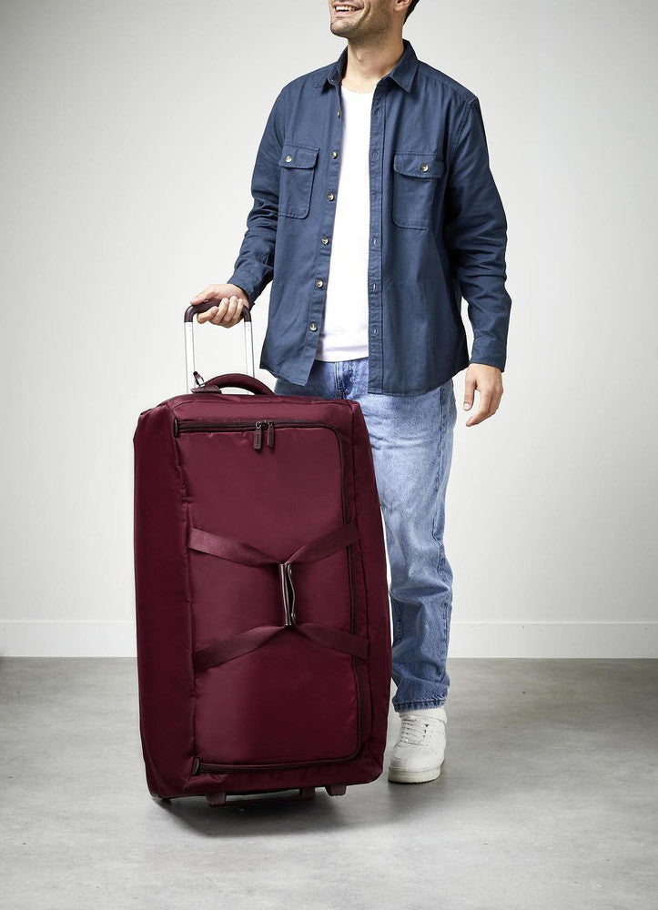 Lipault Foldable Plume Stor Duffelbag med 2 hjul 78 cm Bordeaux-Myke kofferter-BagBrokers