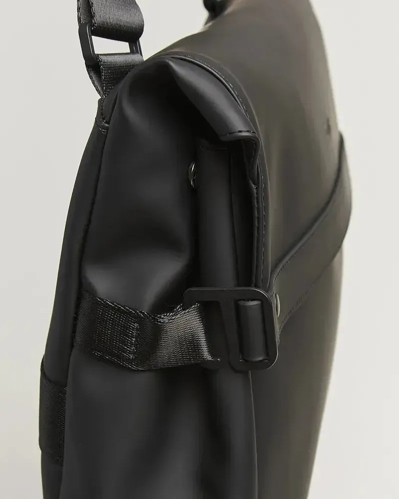 Rains OTG Messenger Bag Black-PC-veske-BagBrokers