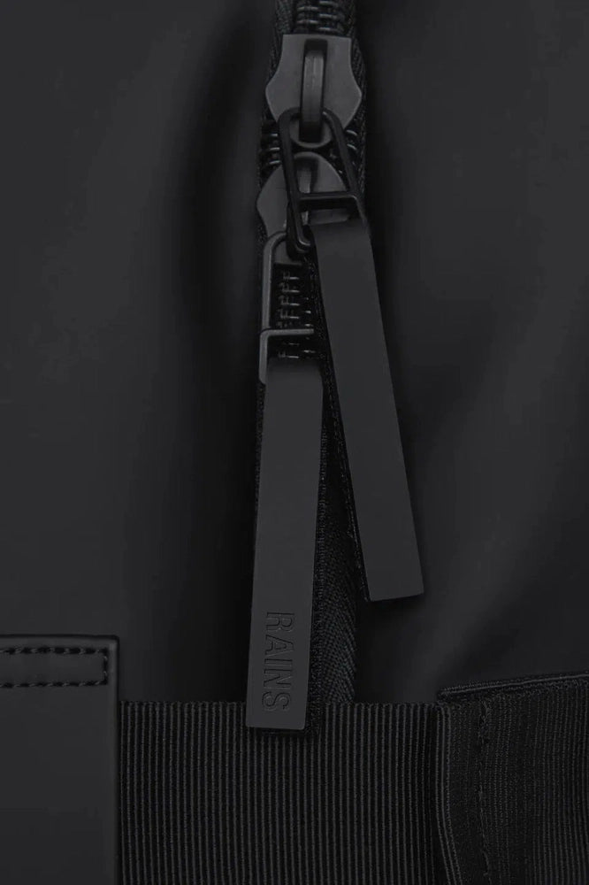 Rains Travel Bag Small Trolley, 40 liter Svart-Bagger-BagBrokers