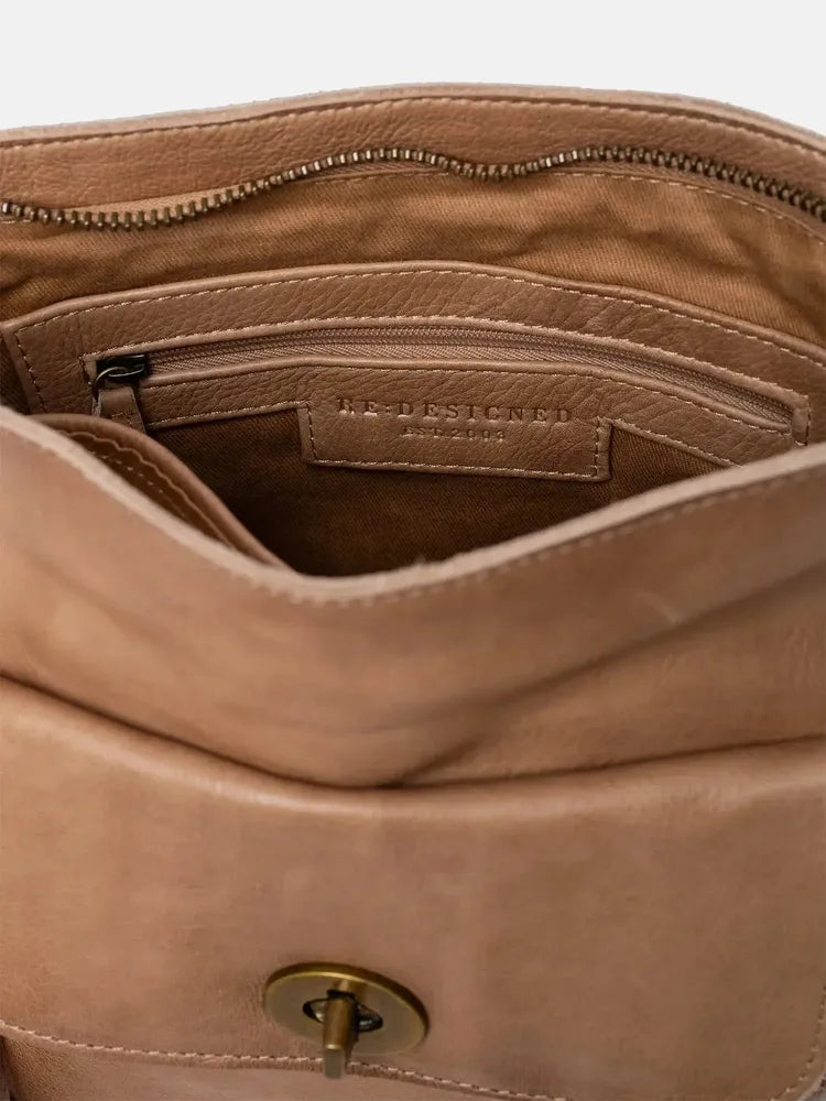 Re:Designed by Dixie Kay Urban skulderveske i skinn Taupe-Damevesker-BagBrokers