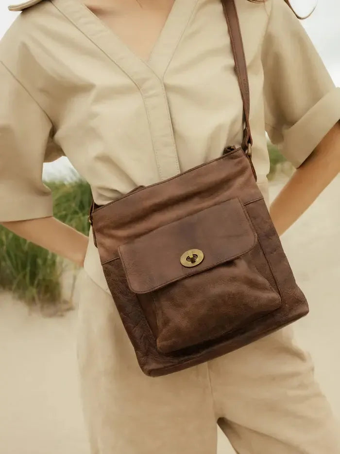 Re:Designed by Dixie Kay Urban skulderveske i skinn Woodsmoke-Damevesker-BagBrokers