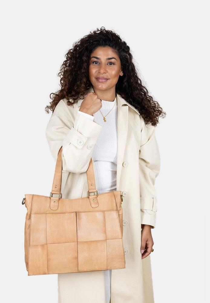 Re:Designed by Dixie Liva Urban skulderveske i skinn Desert Sand-Damevesker-BagBrokers