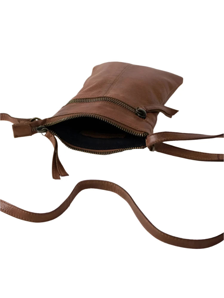 Re:Designed by Dixie Oulu Urban liten skulderveske i skinn Walnut-Damevesker-BagBrokers