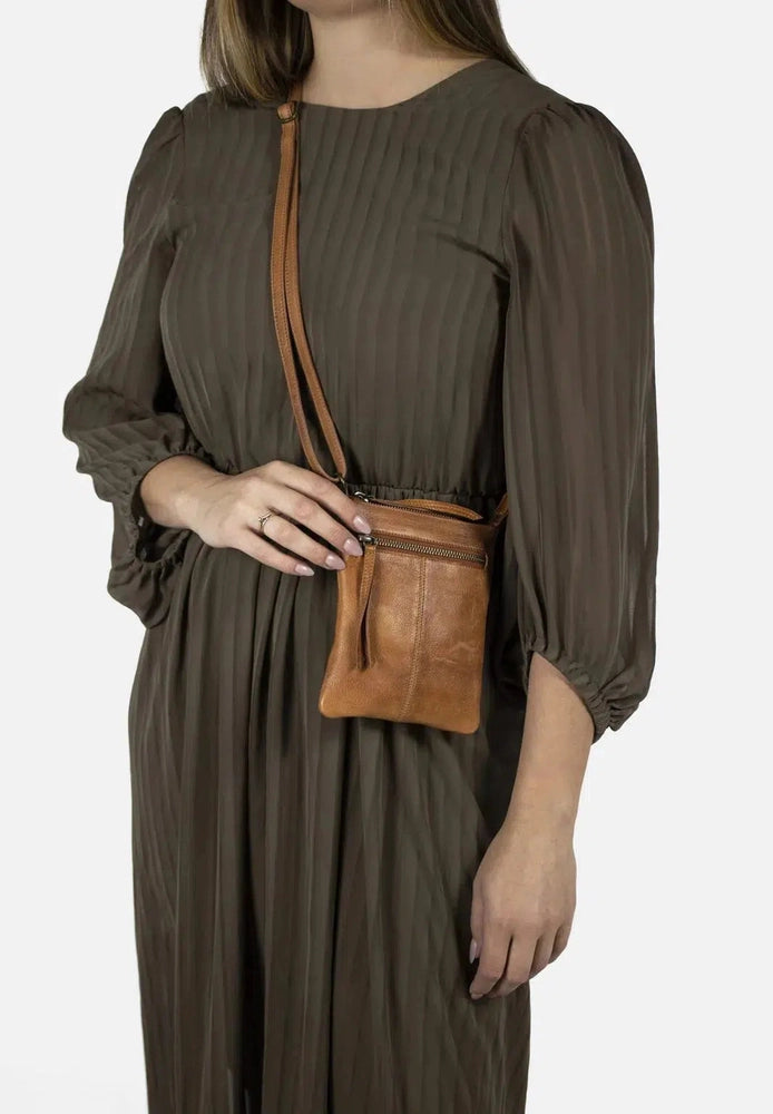 Re:Designed by Dixie Oulu Urban liten skulderveske i skinn Walnut-Damevesker-BagBrokers