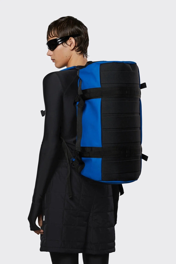 Rains Duffel Bag Small Digital Waves blå-Bagger-BagBrokers