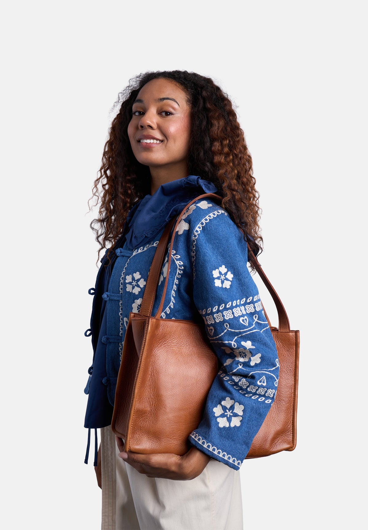 Re:Designed by Dixie Aro Urban small skulderveske i skinn Walnut