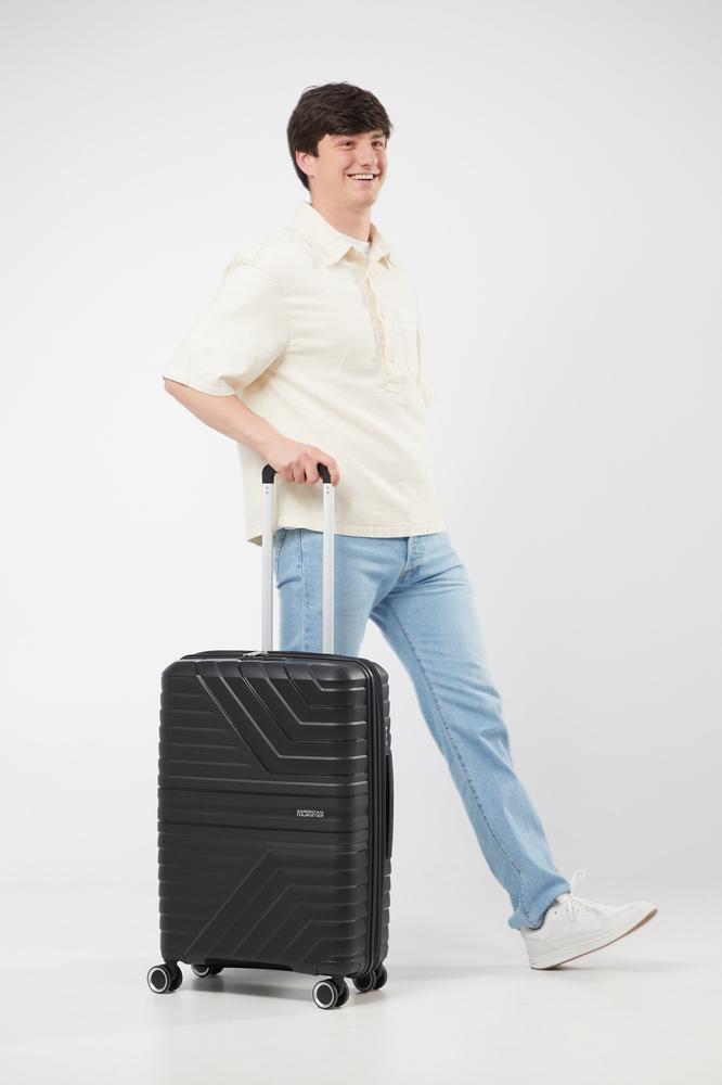 American Tourister Flytwist ekspanderende medium koffert 67 cm Shadow Black-Harde kofferter-BagBrokers