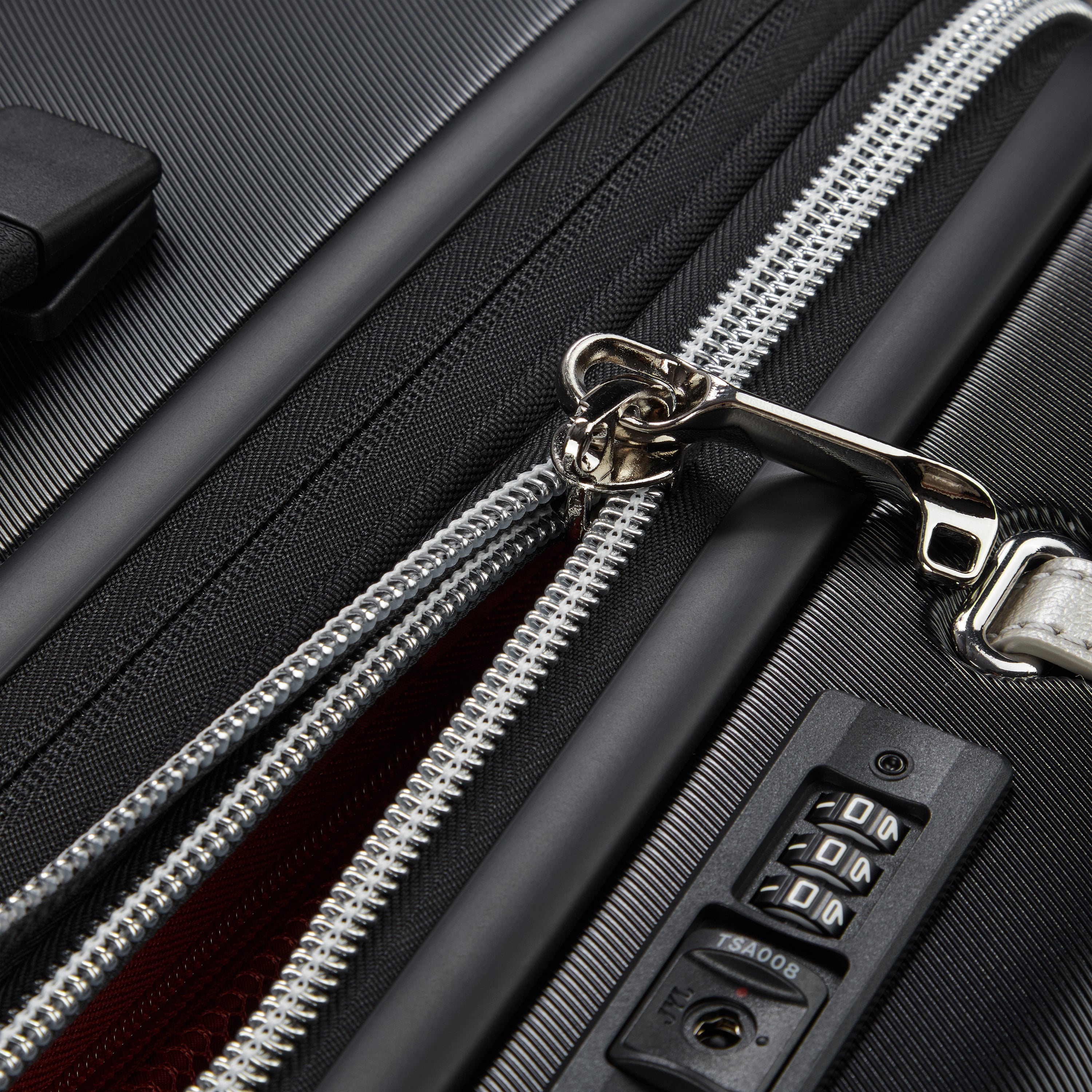 Delsey Cadence utvidbar medium koffert 66 cm Black/Silver-Harde kofferter-BagBrokers