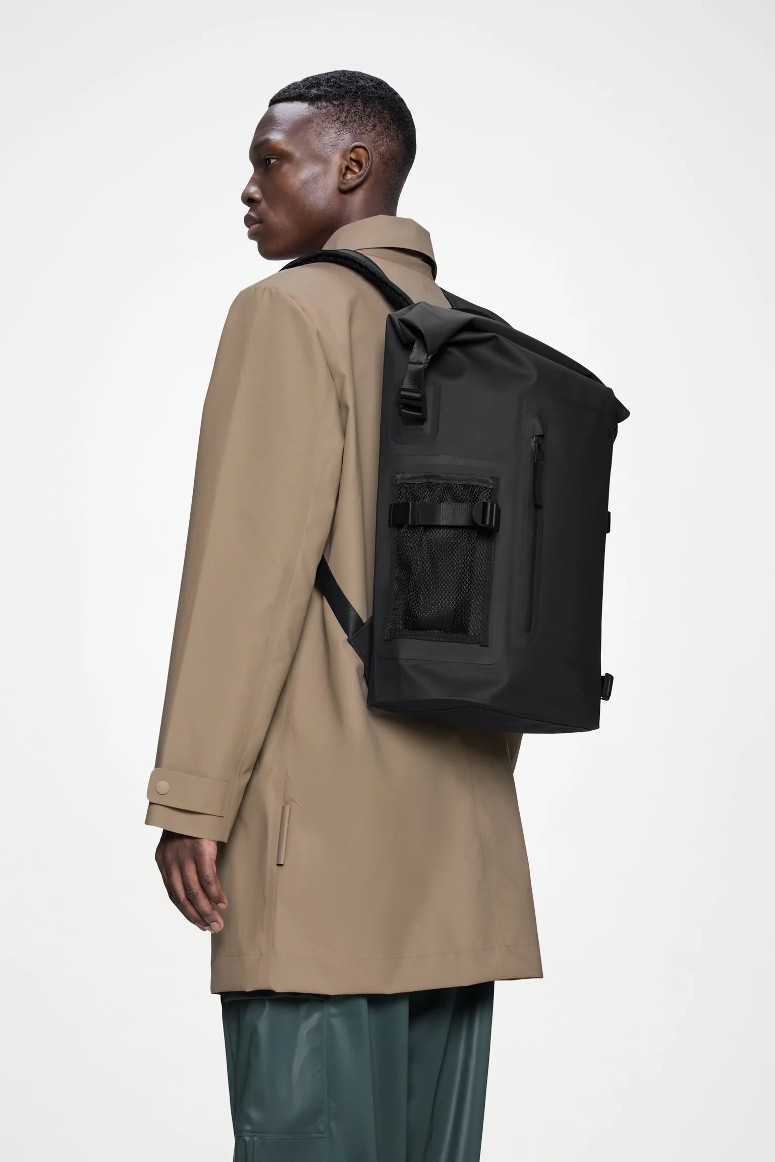 Rains Deepwater Rolltop Rucksack Large Black-Ryggsekker-BagBrokers