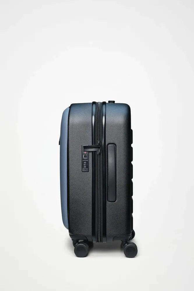 Rains Texel Cabin Trolley W3 med Pc-lomme og 4 hjul 45 liter Blue Dusk-Harde kofferter-BagBrokers