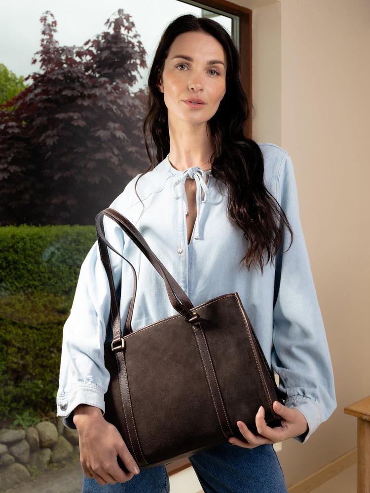 Re:Designed Est 2003 Sola skulderveske i semsket skinn Dark Brown-Veske-BagBrokers