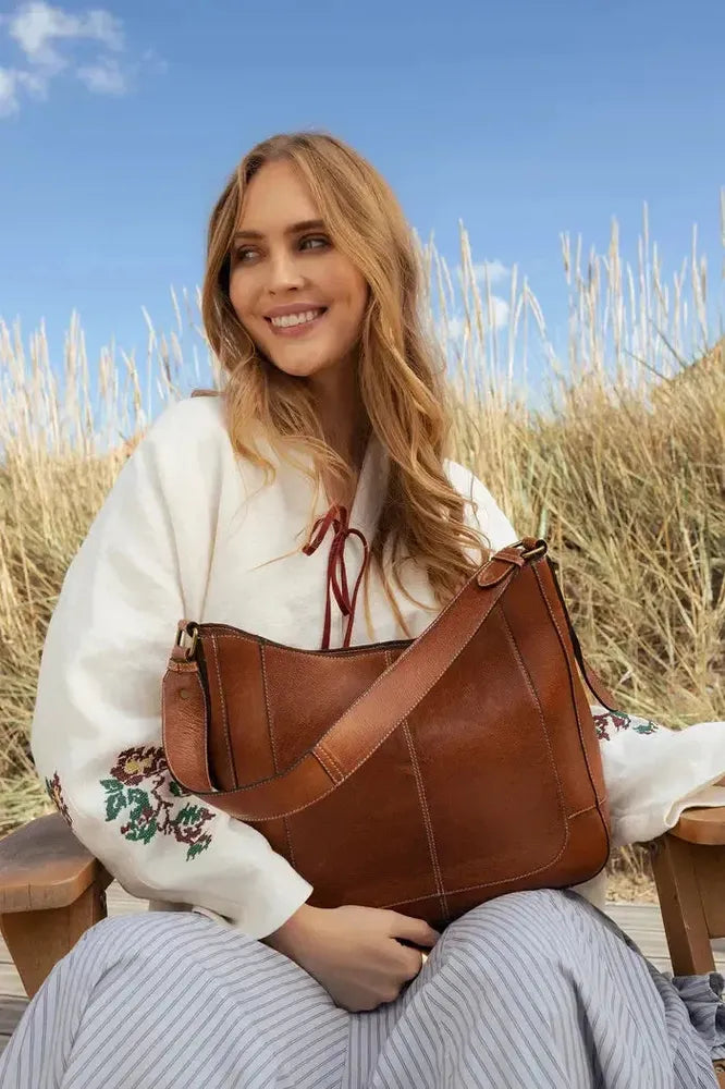 Re:Designed by Dixie Neri Small skulderveske i skinn Walnut-Damevesker-BagBrokers