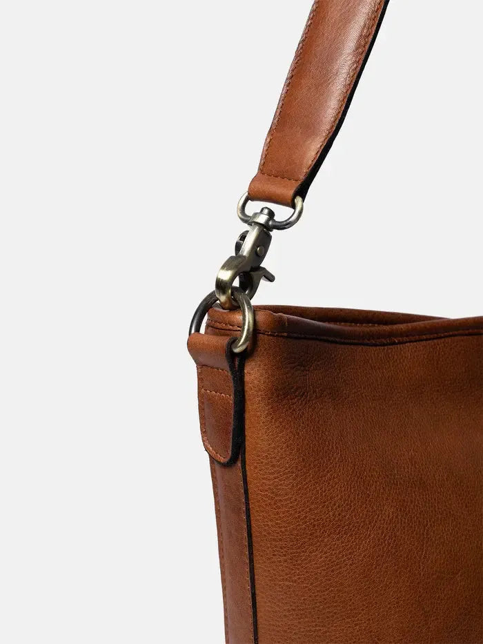 Re:Designed by Dixie Nomi skulderveske i skinn Walnut-Damevesker-BagBrokers