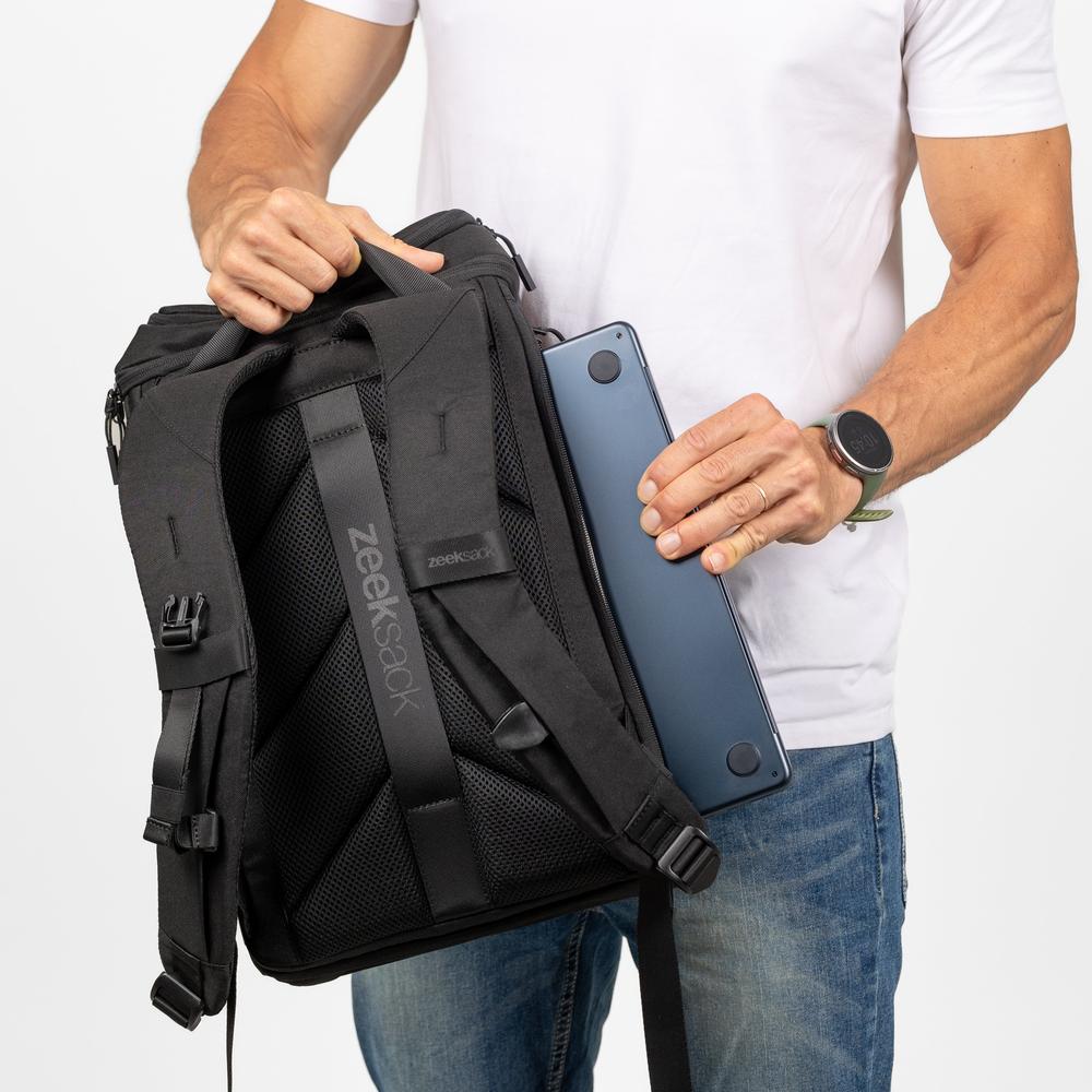 The Daypacker ryggsekk åpen med laptop-lomme