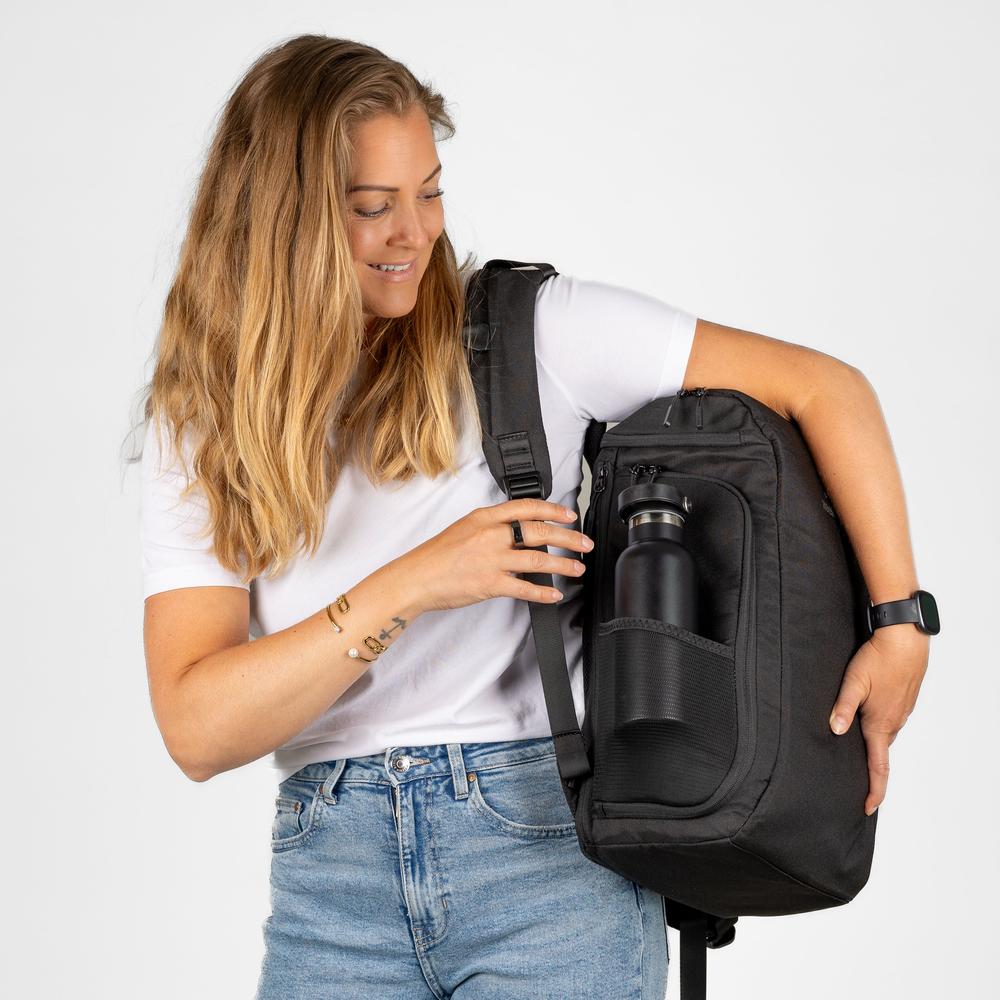 The Daypacker ryggsekksidebilde med flaskelomme