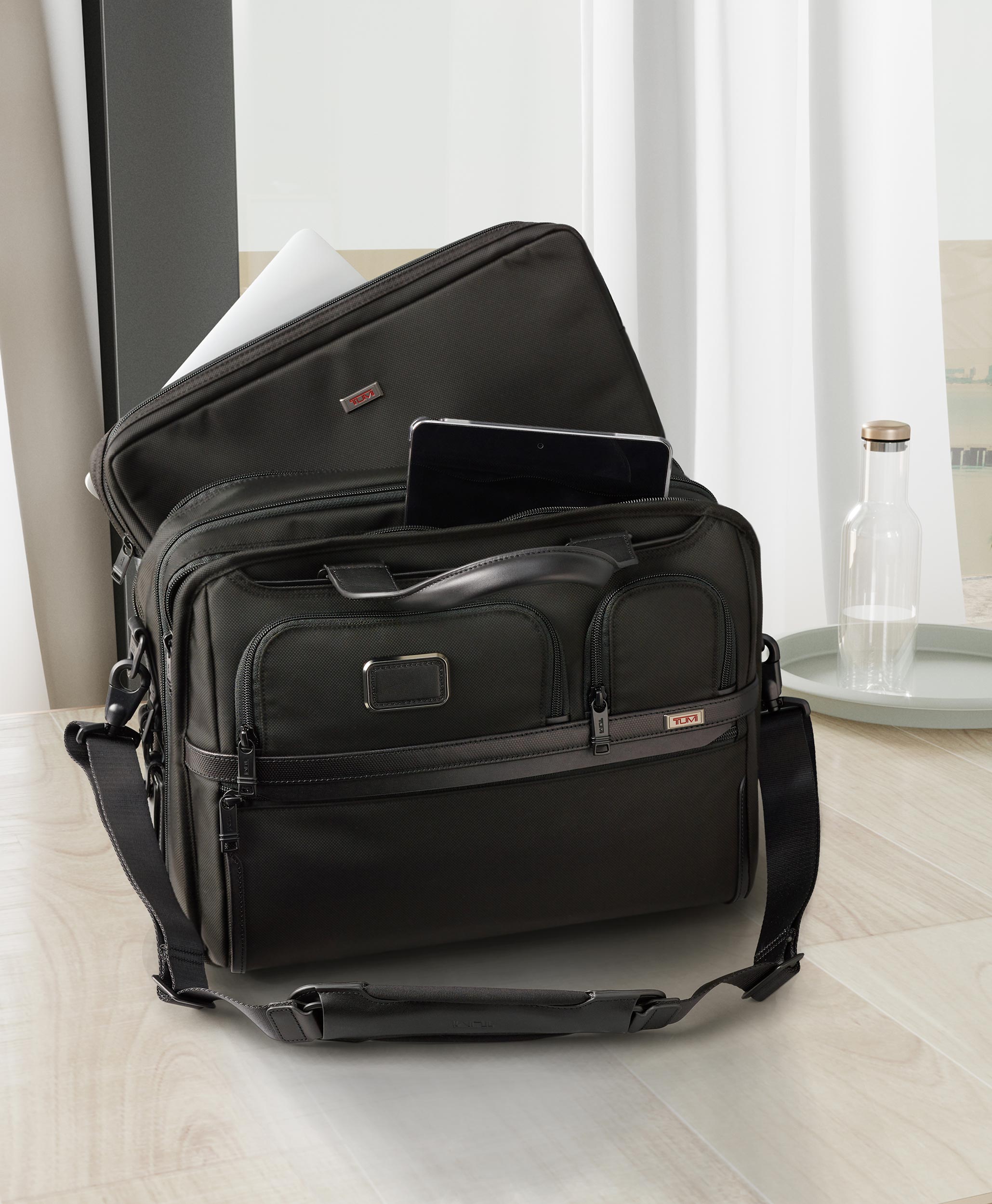 Tumi Alpha 3 Laptop Briefcase Black-Veske-BagBrokers