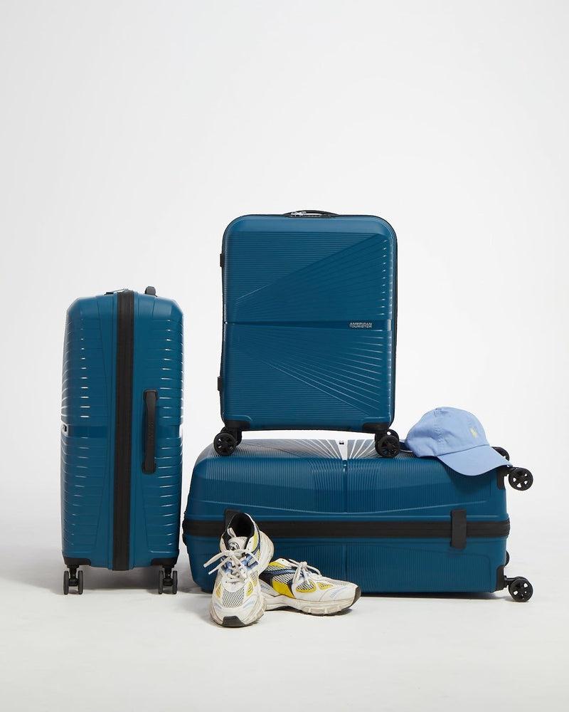 American Tourister Airconic medium koffert med 4 hjul 67 cm Deep Ocean-Harde kofferter-BagBrokers