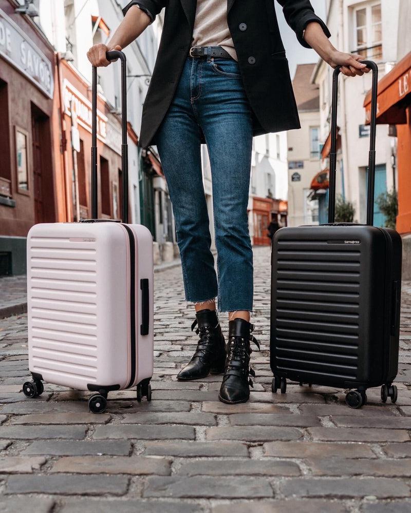 Samsonite STACKD Utvidbar kabin koffert med 4 hjul 55 cm Svart-Harde kofferter-BagBrokers